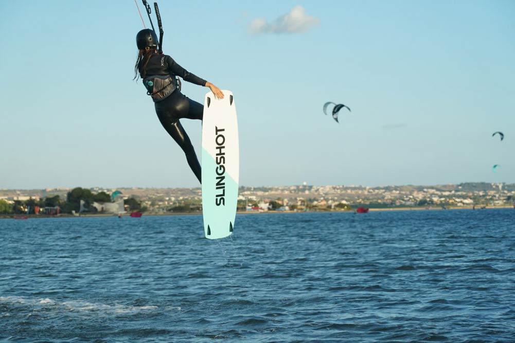 ragazza che fa un salto con il kitesurf